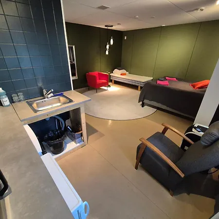 Nato Bunker With Bed And Appliancies 미켈리